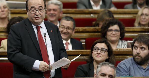 Foto: El líder del PSC, Miquel Iceta, durante un pleno del Parlament. (EFE)