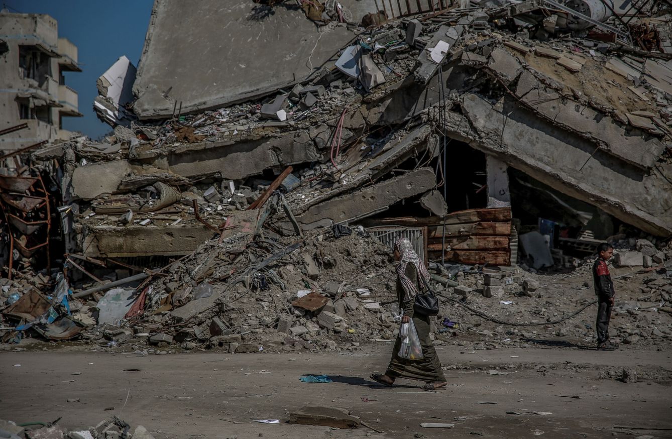 Palestinos frente a un edificio destruido en Gaza. (Europa Press/Omar Ishaq)
