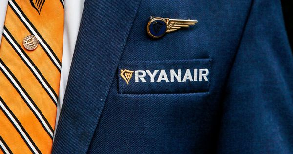 Foto: Imagen del logotipo y nombre de la aerolínea irlandesa Ryanair sobre el uniforme de un empleado. (EFE)