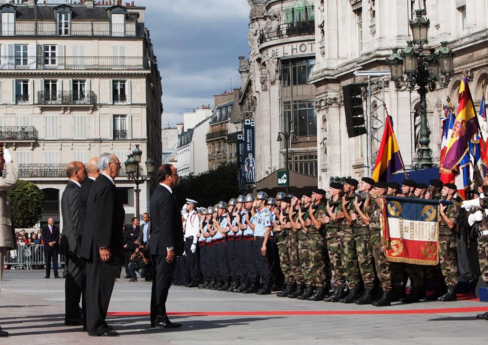 Foto: Hollande se inclina ante la bandera republicana en el aniversario de 2012.