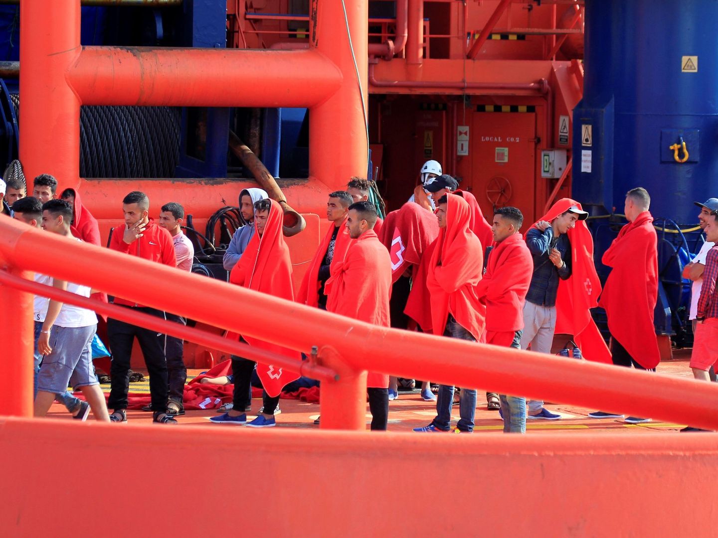 Llegada de los 38 inmigrantes rescatados por Salvamento Marítimo cuando navegaban en una patera por aguas del estrecho, al puerto de Algeciras. (EFE)