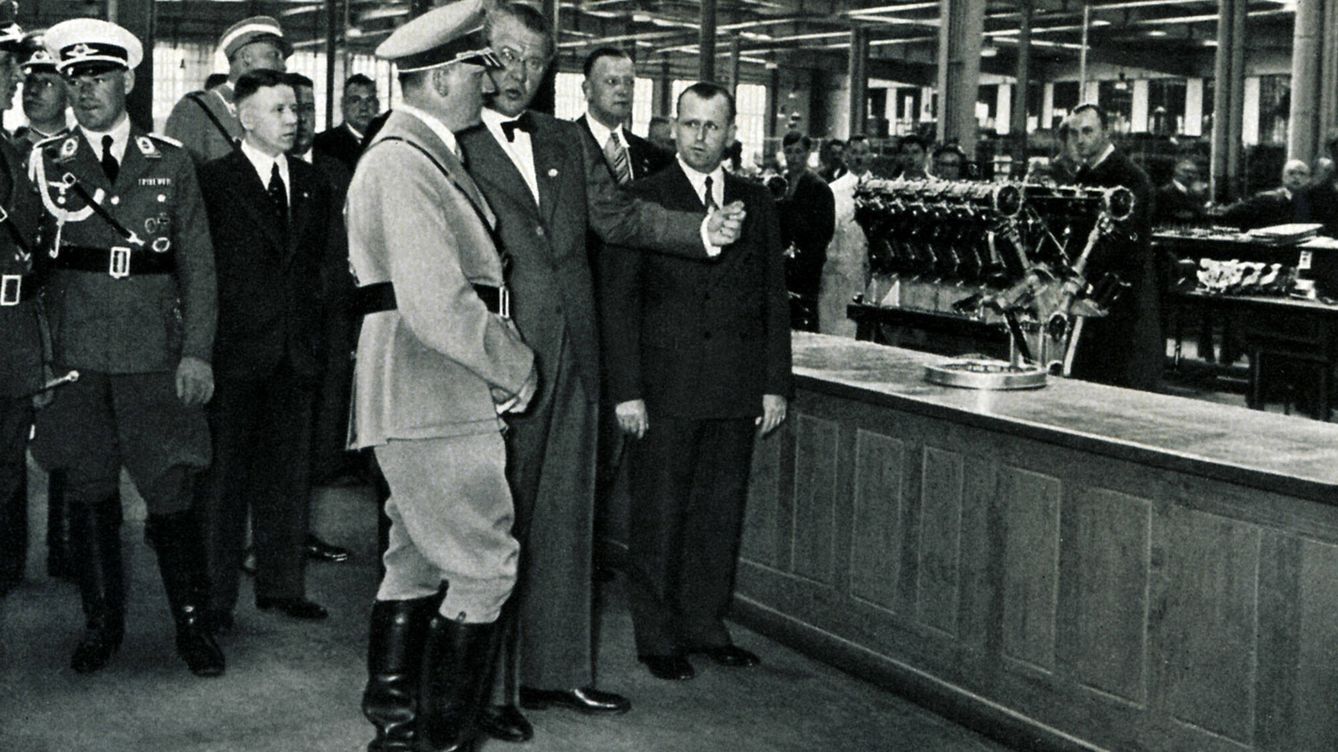 Foto: Adolf Hitler visita la fábrica de BMW. (Wikipedia)