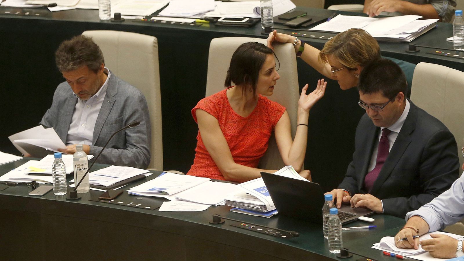 Foto: La portavoz del Ayuntamiento de Madrid, Rita Maestre (c), conversa con la portavoz socialista, Purificación Causapié, y el concejal Sánchez Mato. (EFE)