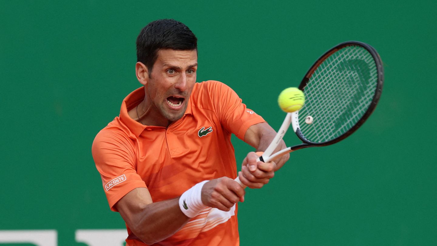 Djokovic golpea la pelota. (Reuters/Hamad I Mohammed)