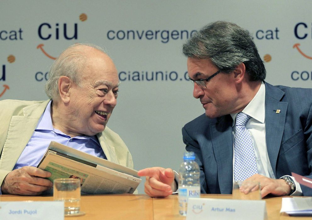 Foto: El presidente de CiU y de la Generalitat, Artur Mas, conversa con el presidente fundador de la federación, Jordi Pujol. (EFE)