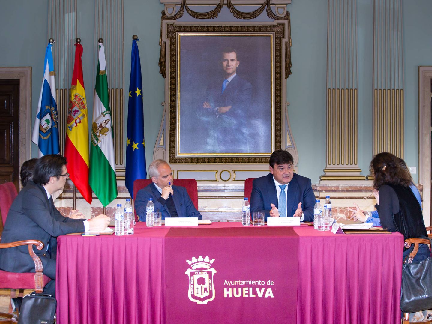 Un momento de la entrevista con el alcalde de Huelva durante el ciclo Ciudad Futura.