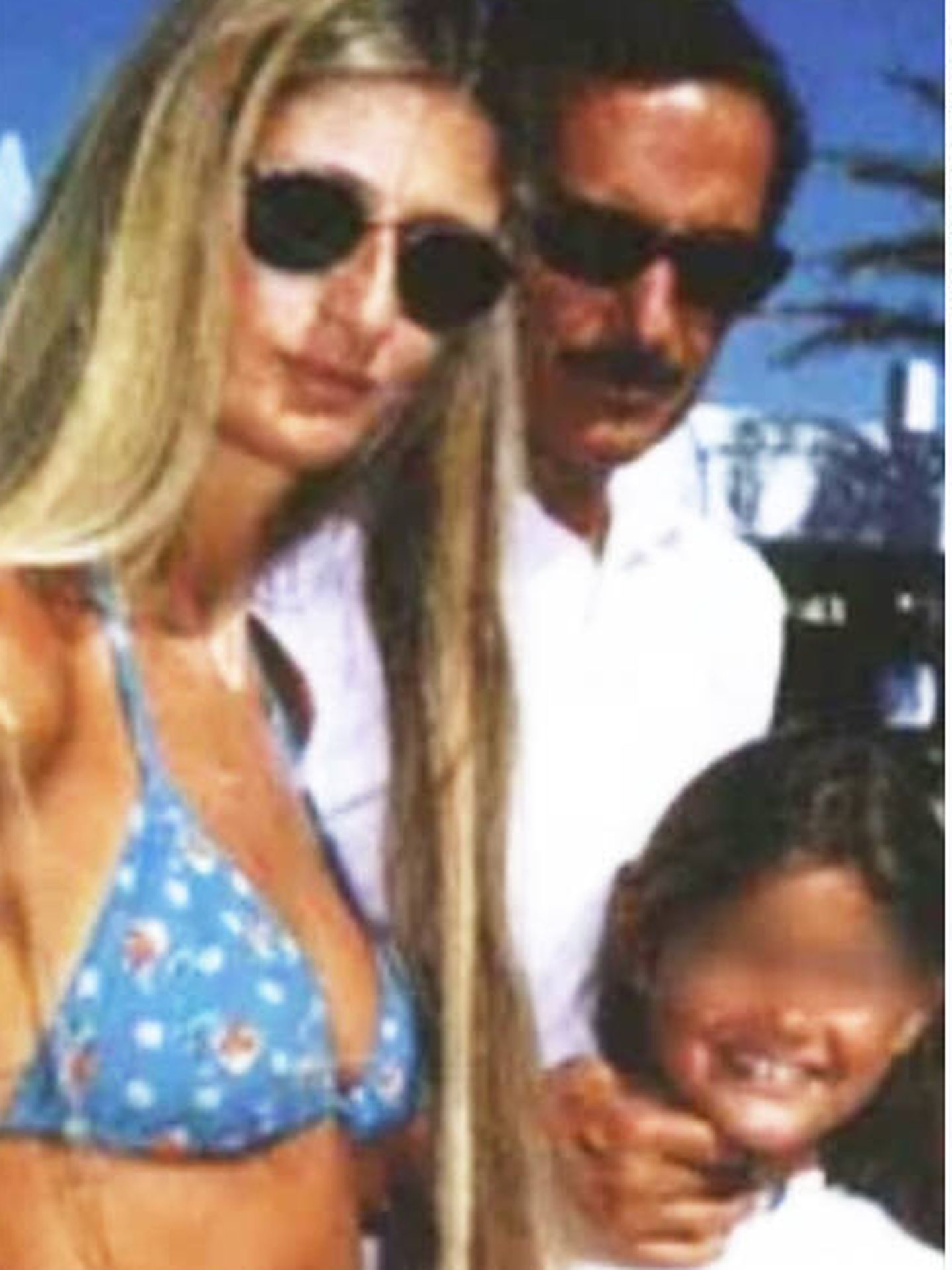 El Assir, con María Fernández Longoria y su hija Alia. (Archivo)