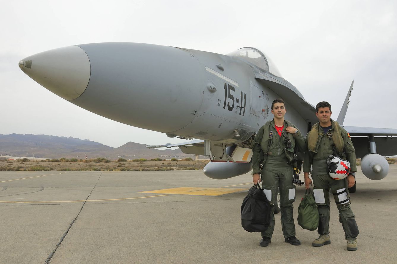 Teniente Núñez y capitán Alcalá, pilotos del Ala 15. (Foto: Juanjo Fernández)