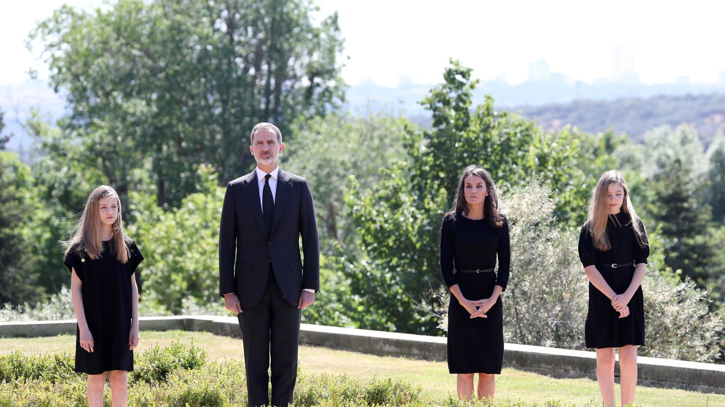 La familia real, en los jardines de Zarzuela. Al fondo, el monte de El Pardo. (EFE)
