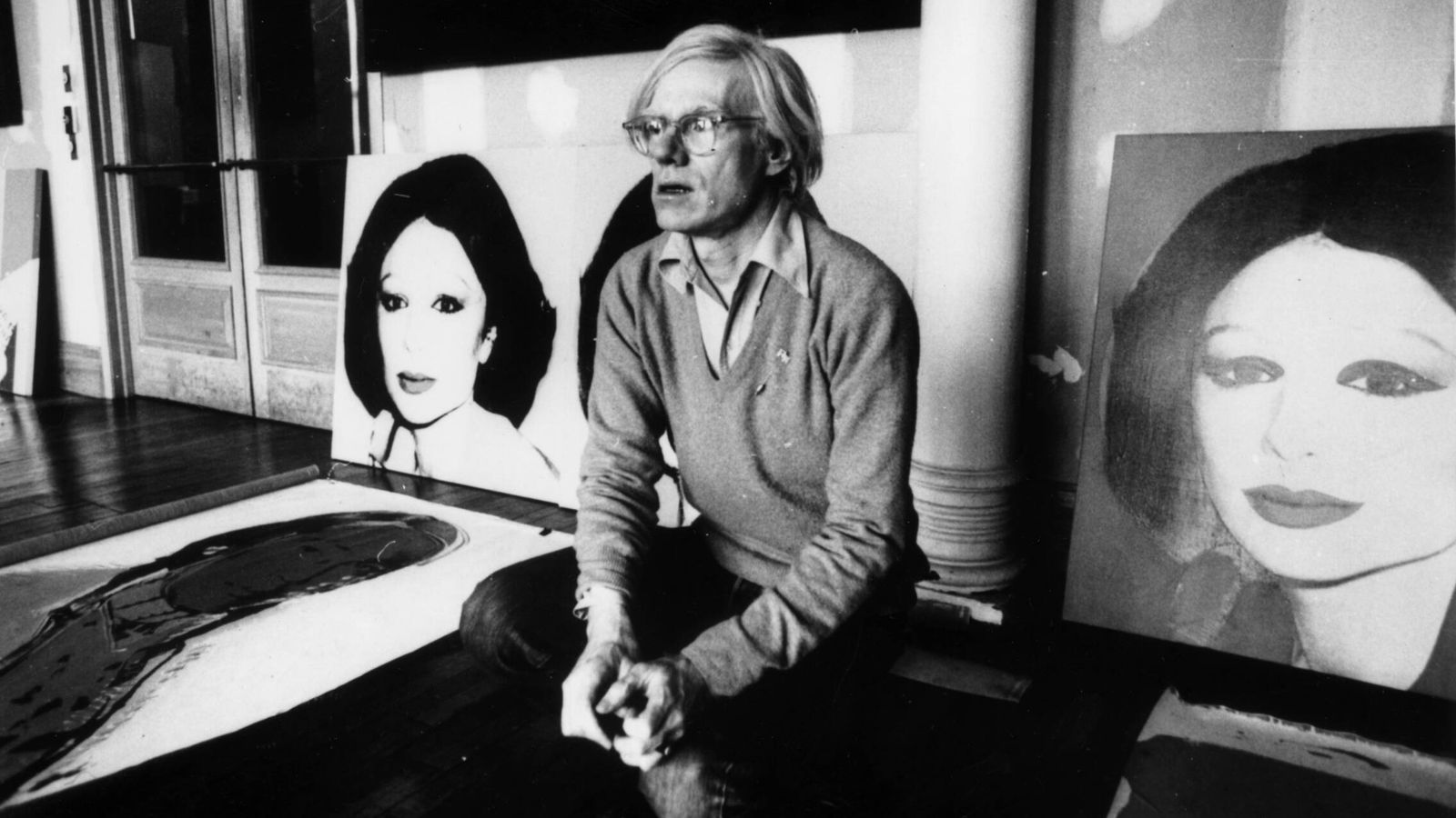 Andy Warhol junto al cuador 'Princess Of Iran', en su estudio de Nueva York. (Getty/Graham Wood)