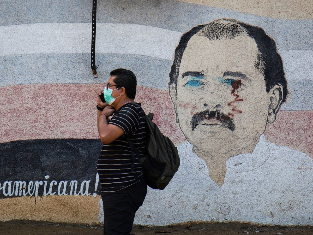 Foto: Un hombre camina frente a un mural vandalizado en el que aparece el rostro del presidente Daniel Ortega, en Managua, la capital de Nicaragua. (Reuters/Maynor Valenzuela)