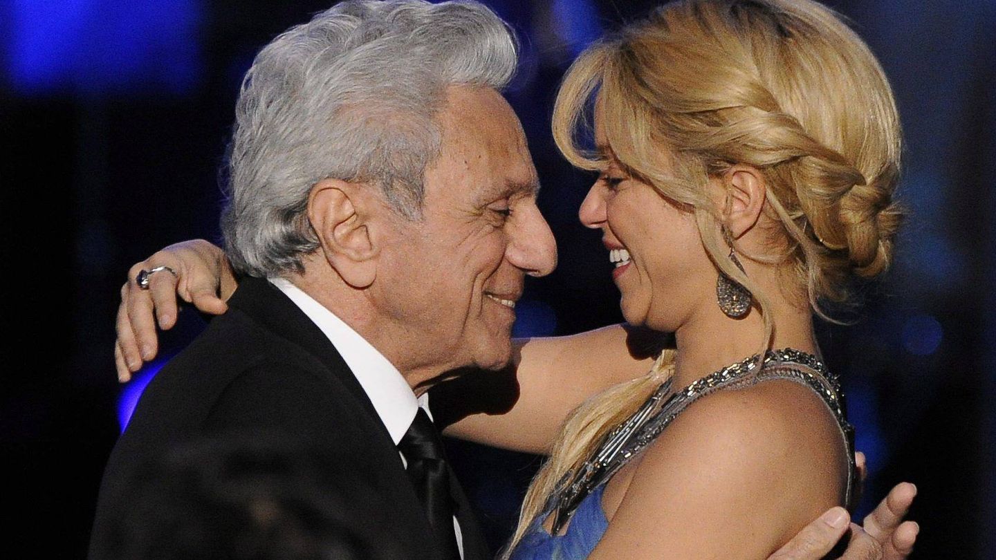 Shakira abraza a su padre, William Mebarak, en un homenaje a la cantante en Las Vegas. (EFE/Paul Buck)