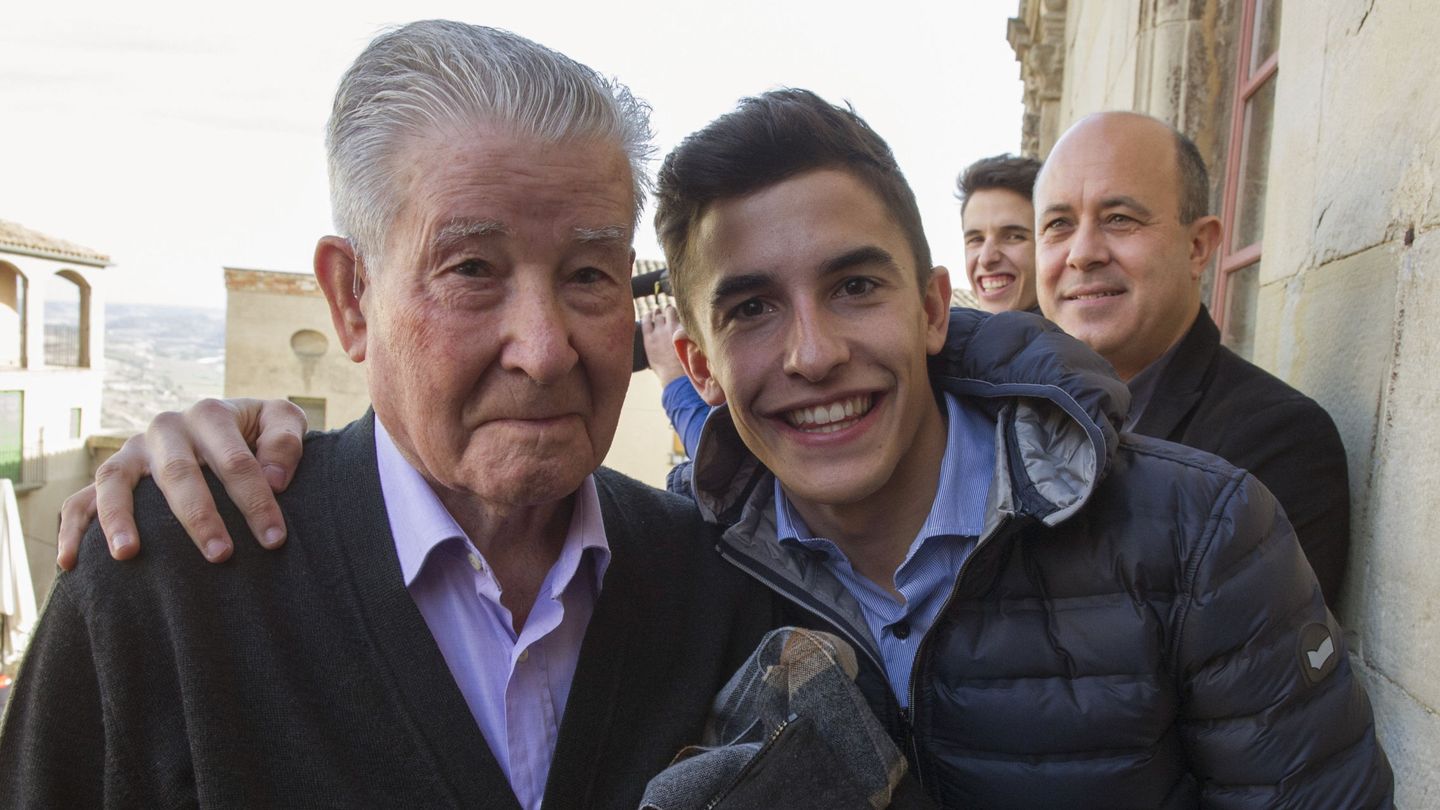 Marc Márquez, junto a su abuelo Ramón en una foto de archivo. (EFE/Adriá Ropero)