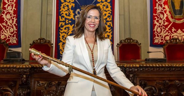 Foto: Ana Belén Castejón sujeta el bastón de alcaldesa de Cartagena tras un acuerdo de última hora con PP y Ciudadanos. (EFE)