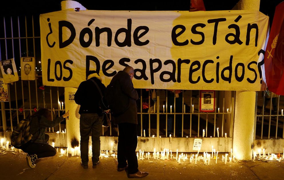 Velas y pancartas en el estadio nacional de Chile, usado como centro de tortura. (Reuters)