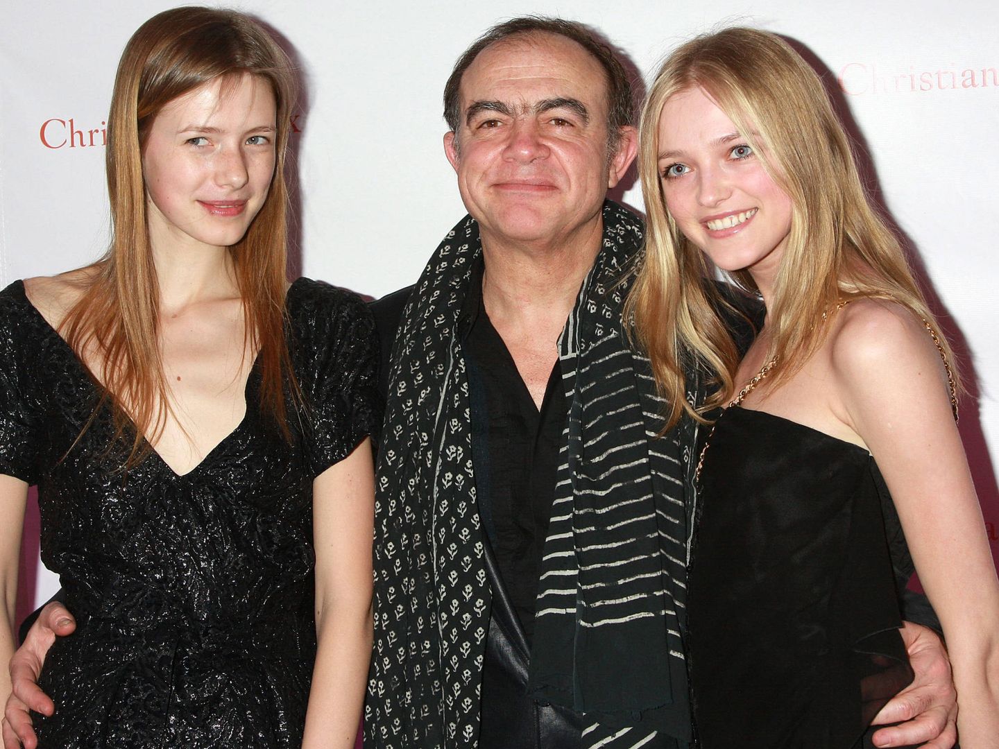 El diseñador Christian Lacroix, con las modelos Alyona Osmanova y Vlada Roslyakova. (Getty)