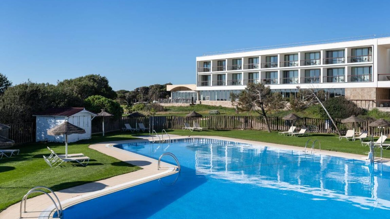 Foto: El Parador que mantiene su piscina abierta hasta noviembre. (Paradores)