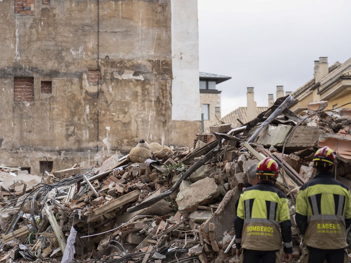 Foto: Restos del edificio derrumbado en Teruel. (EFE/Antonio García)