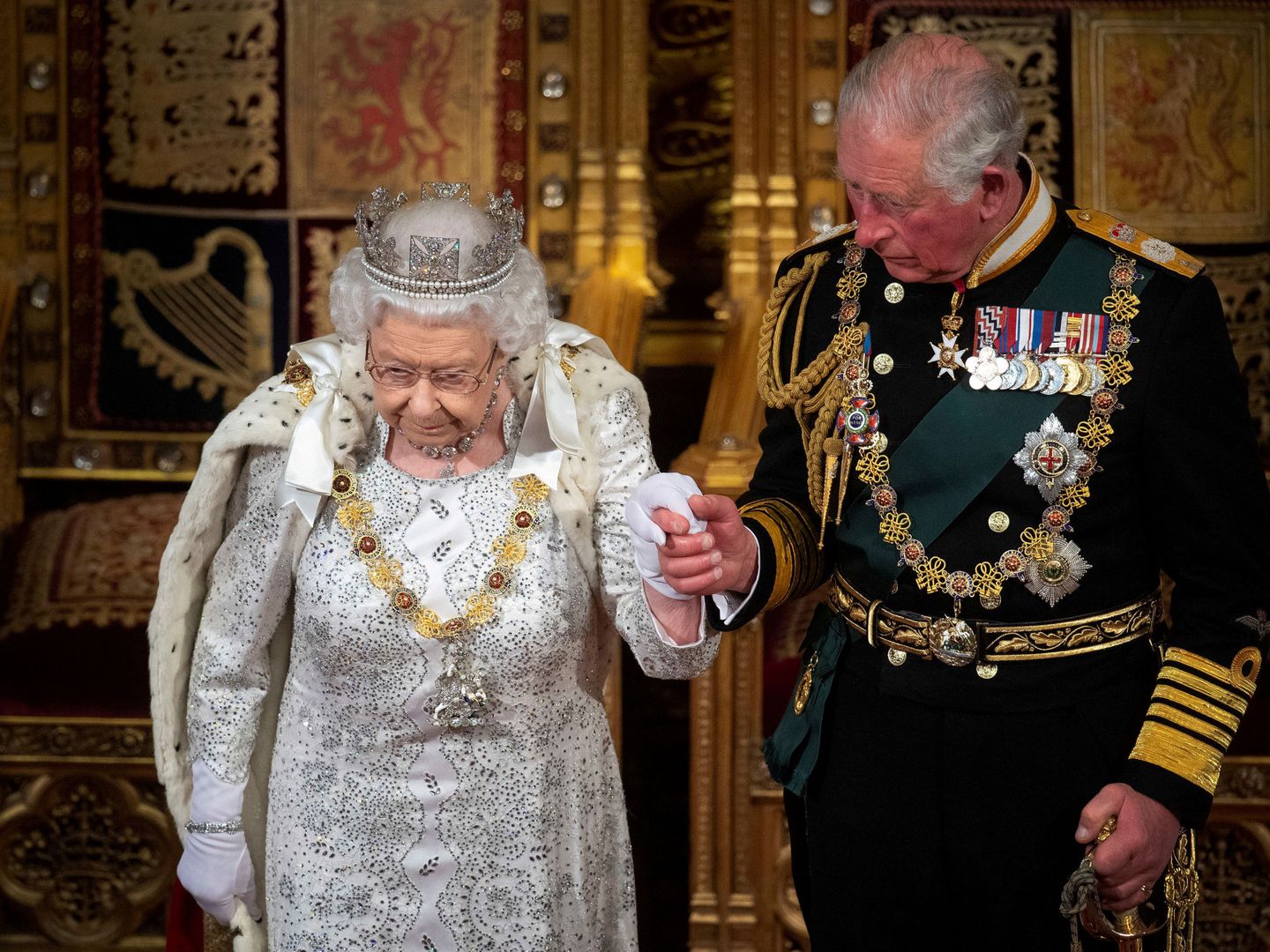La reina Isabel con el príncipe Carlos, en una imagen de archivo. (Reuters)