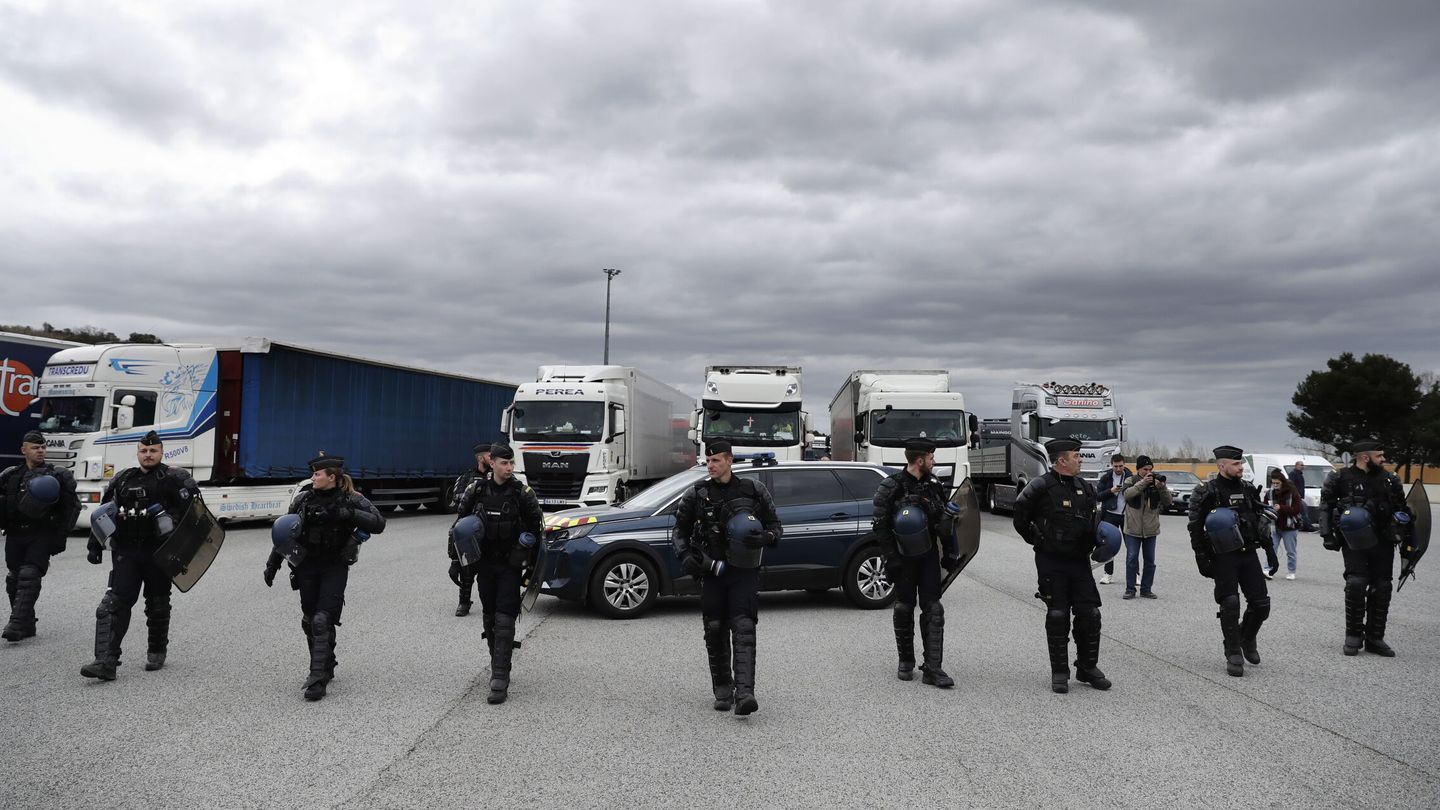 La Policía en la frontera durante la protesta. (EFE/Guillaume Horcajuelo)