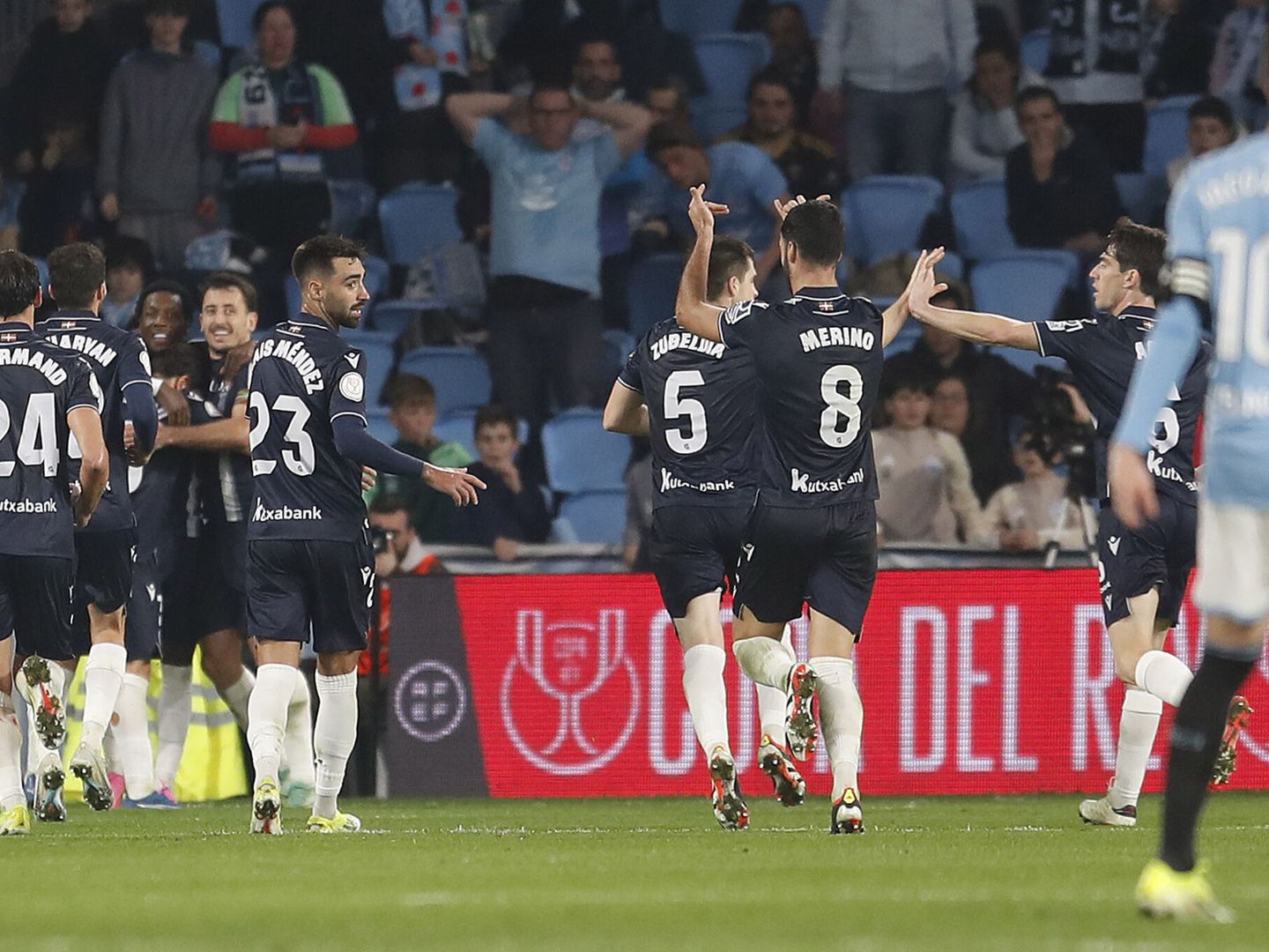 Los jugadores de la Real Sociedad celebran el segundo gol ante el Celta (EFE/Salvador Sas).