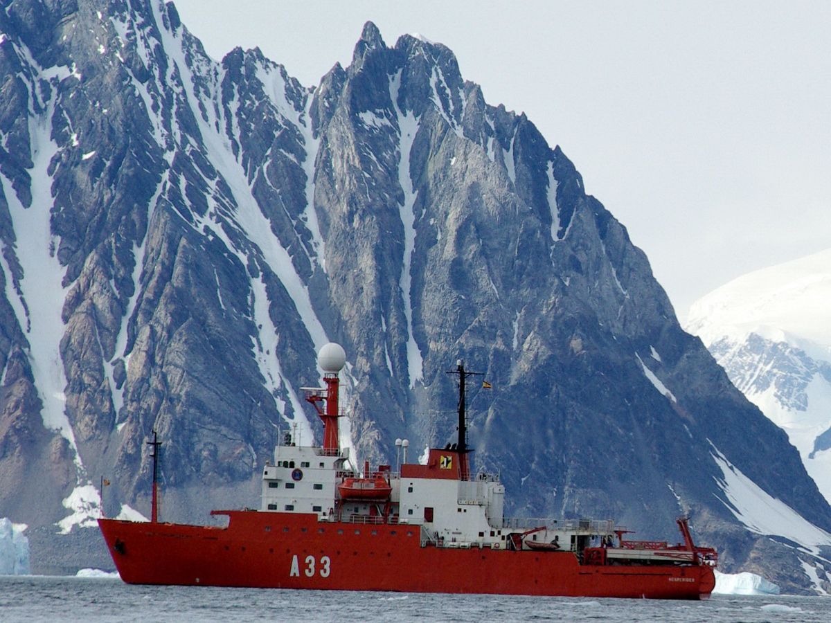 Foto: El Hespérides de la Armada, en la Antártida. (EFE/Armada)