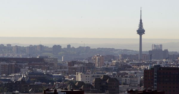 Foto: Imagen de archivo de Madrid con altos niveles de contaminación | EFE