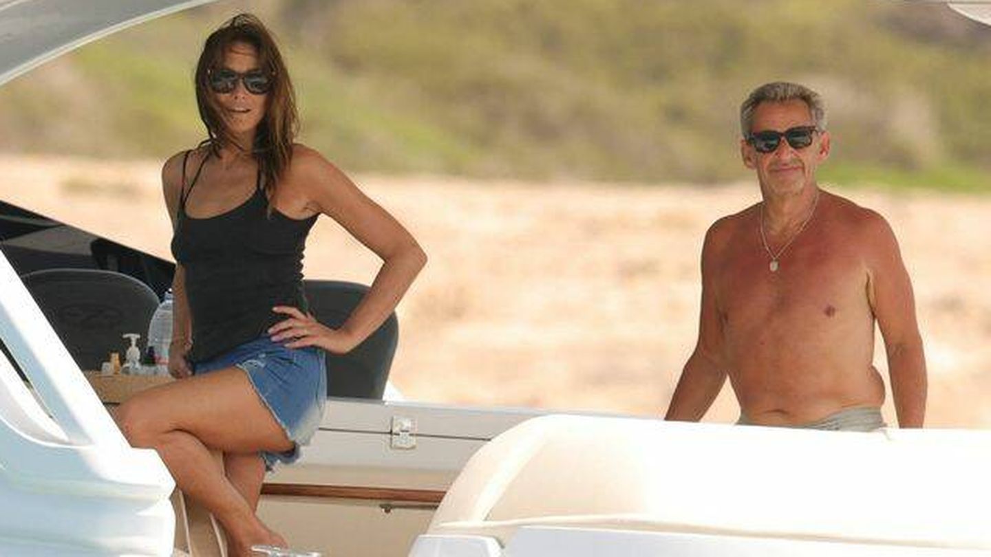 Carla Bruni y Nicolas Sarkozy, en sus vacaciones en Ibiza. (Gtres) 