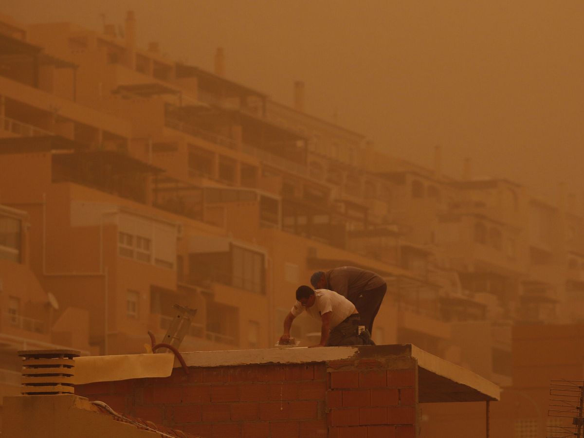 Foto: Almería amanece cubierta de polvo sahariano. (EFE/Carlos Barba)