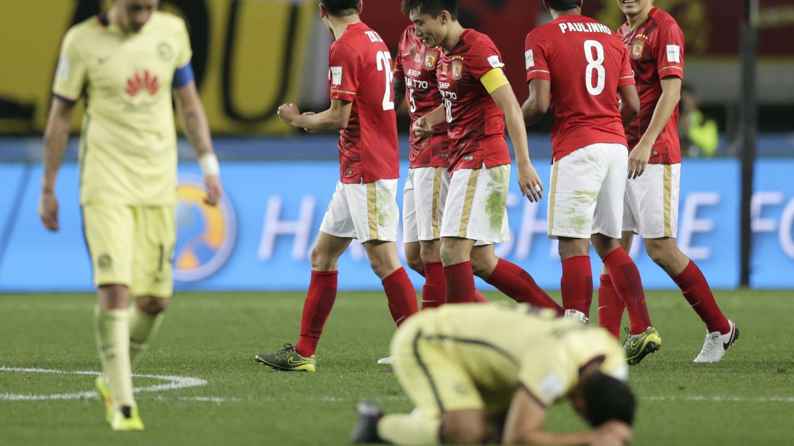 Foto: Los jugadores del Guanzhou celebran el gol de Paulinho ante la incredulidad del América (Efe).