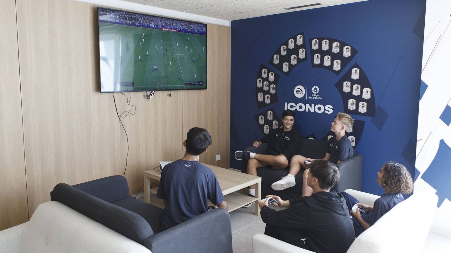 Los jugadores también tienen su tiempo para jugar al 'EA Sports FIFA'. (LaLiga)