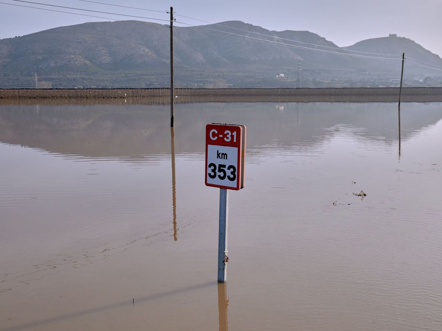 Carretera inundada por el desbordamiento del río Ter (EFE David Borrat)