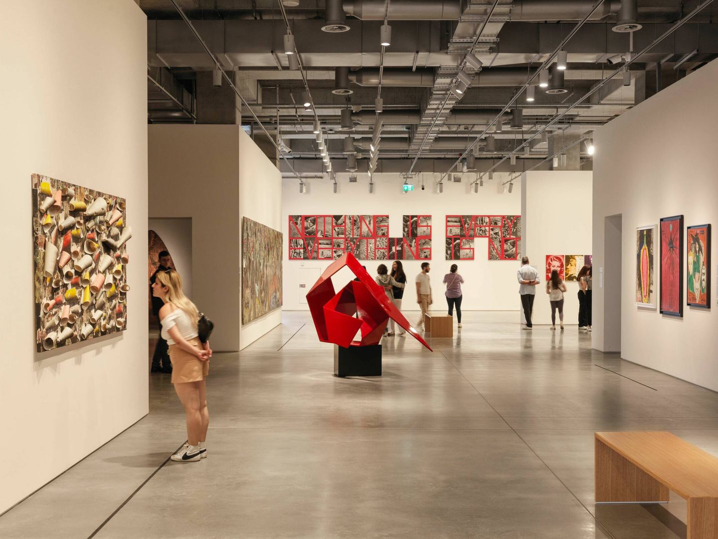 Varios visitantes contemplan algunas de las obras expuestas en el Museo de Arte Moderno y Contemporáneo de Estambul. ENRICO CANO