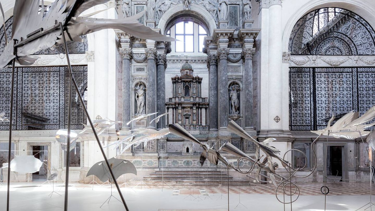 'Lunar Ensemble for Uprising Seas’, de Álvaro Urbano y Petrit Halilaj, en la iglesia de San Lorenzo de Venecia hasta el 5 de noviembre de 2023. (Cortesía)