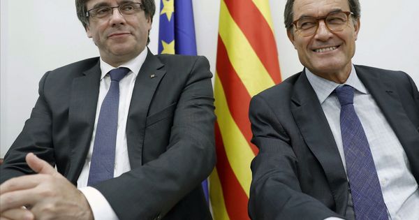 Foto: El 'president' de la Generalitat, Carles Puigdemont (i), y el 'expresident', Artur Mas (d). (EFE)