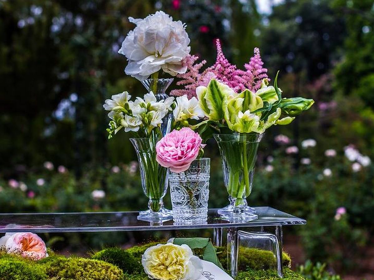 Decorar con jarrones con flores artificiales  Jarrones decorativos,  Jarrones, Decoración de unas