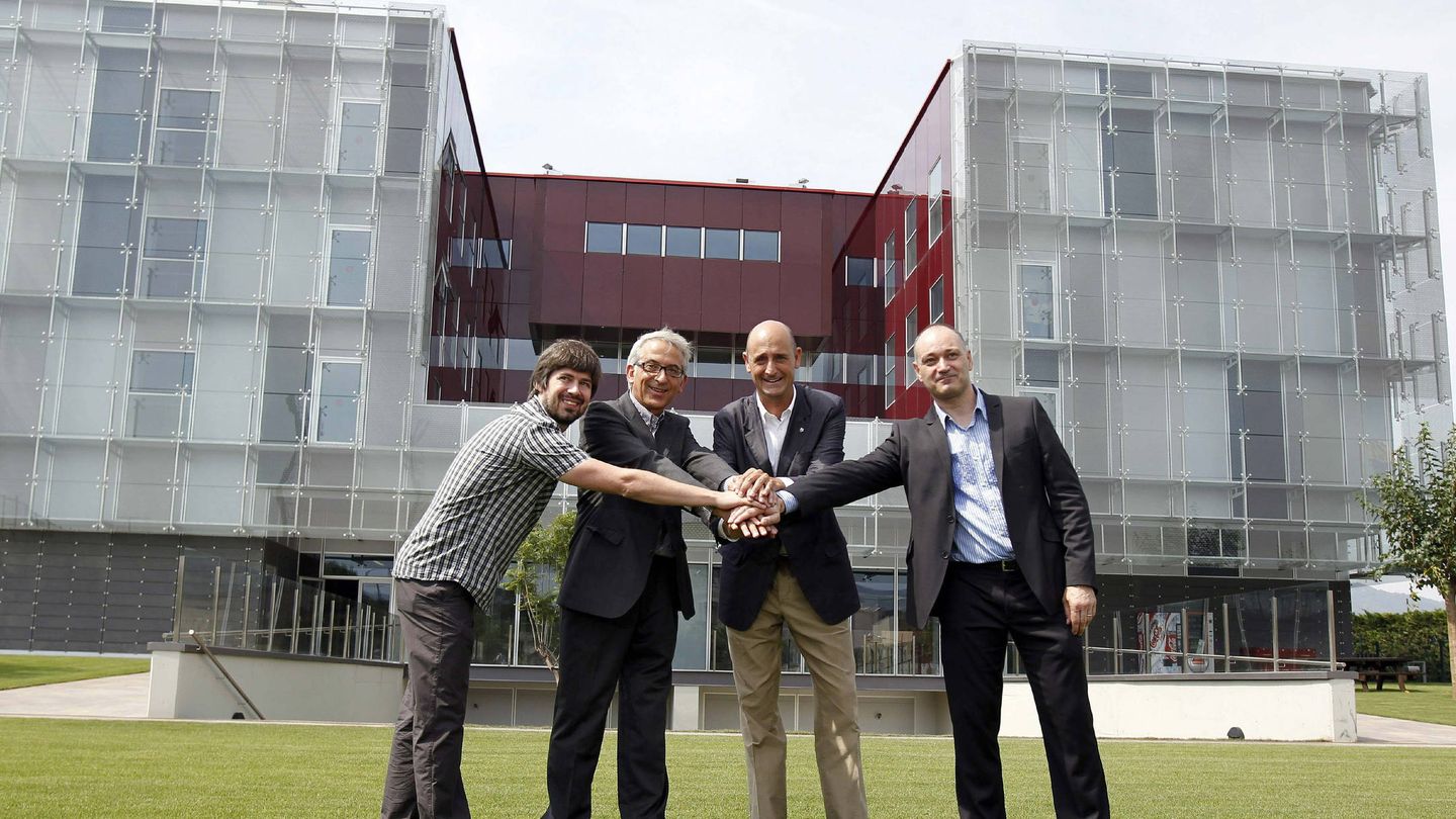Los responsables de la nueva Masía del Barça, en 2011 durante su inauguración. (EFE)