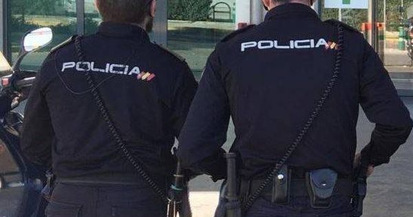 Foto: Agentes en Málaga. (EFE)