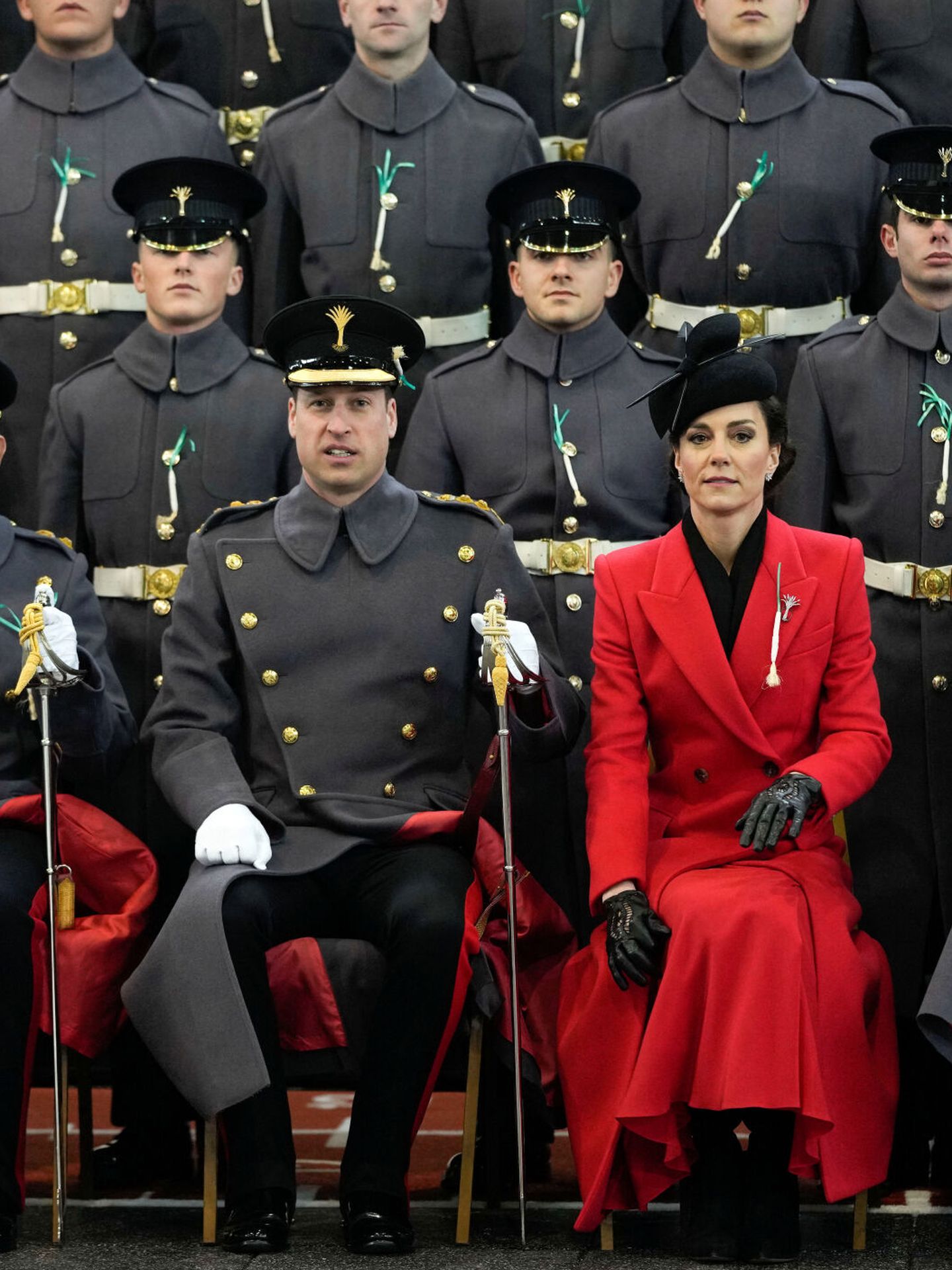 Los príncipes de Gales, en el desfile de San David con la Guardia Galesa. (Reuters/Pool/Alastair Grant)