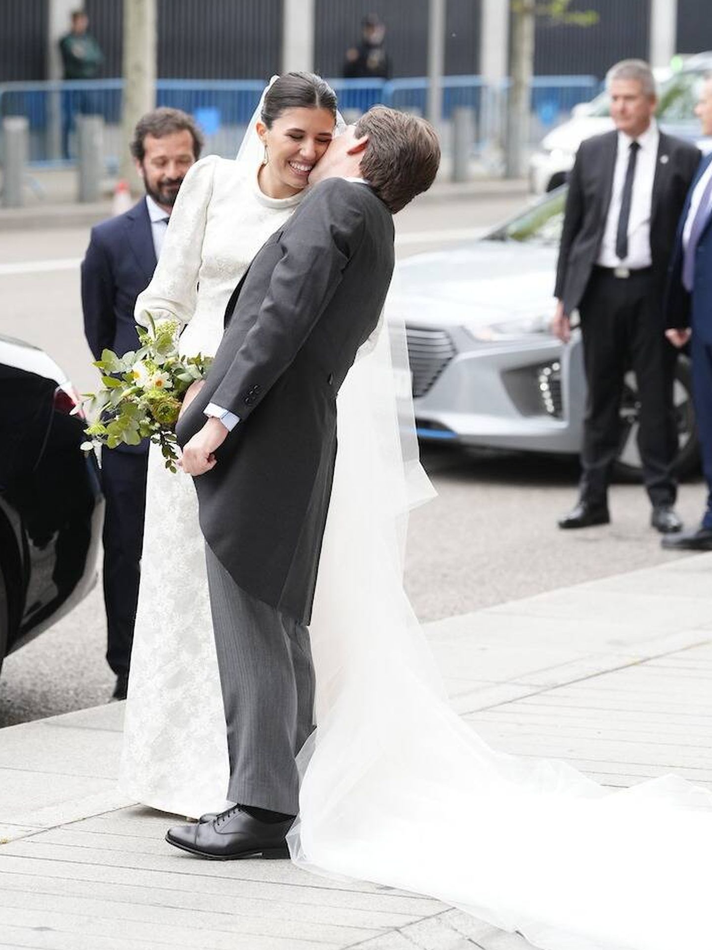 El tierno beso en la mejilla, tras su boda, entre Martínez-Almeida y Teresa Urquijo. (LP)
