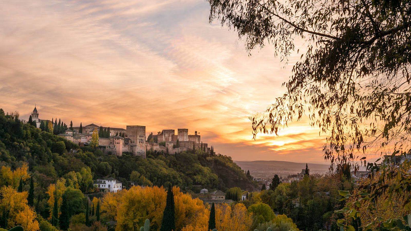 Foto: Vistas de un atardecer sobre Granada.