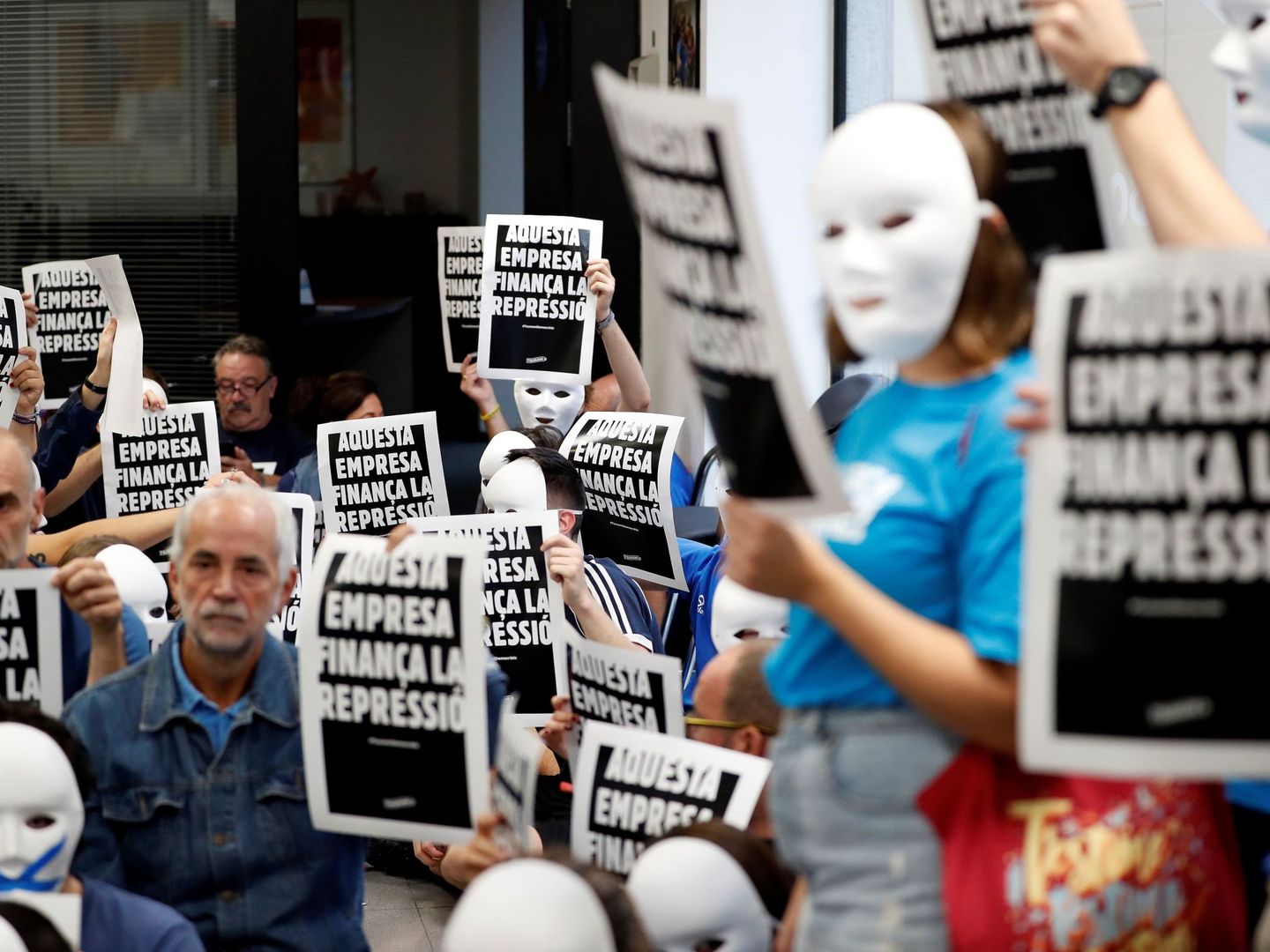 Decenas de activistas del denominado 'Tsunami Democràtic'en una oficina de CaixaBank. (EFE)