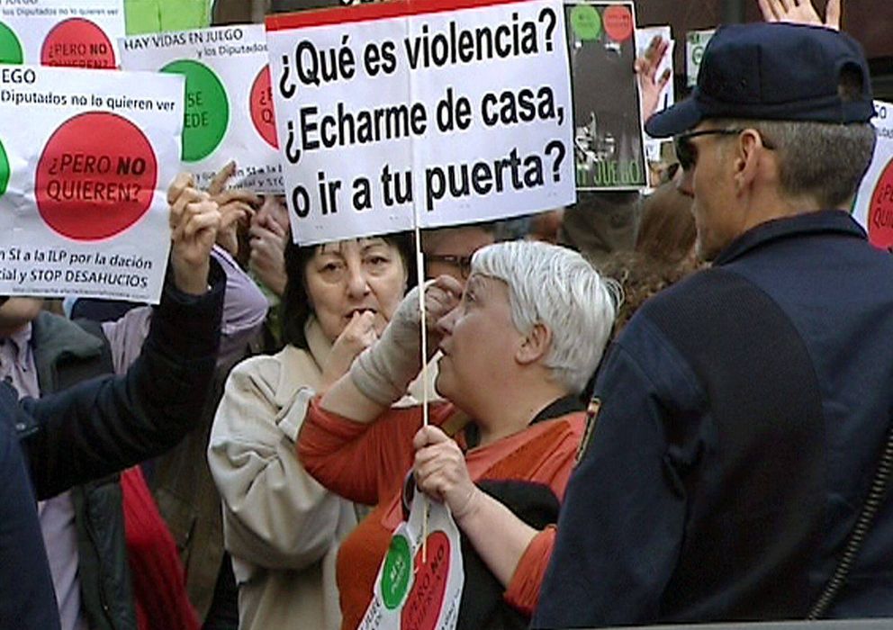 Foto: La policía impide una protesta antidesahucios ante la casa de Jesús Posada, en abril de 2013. (EFE) 