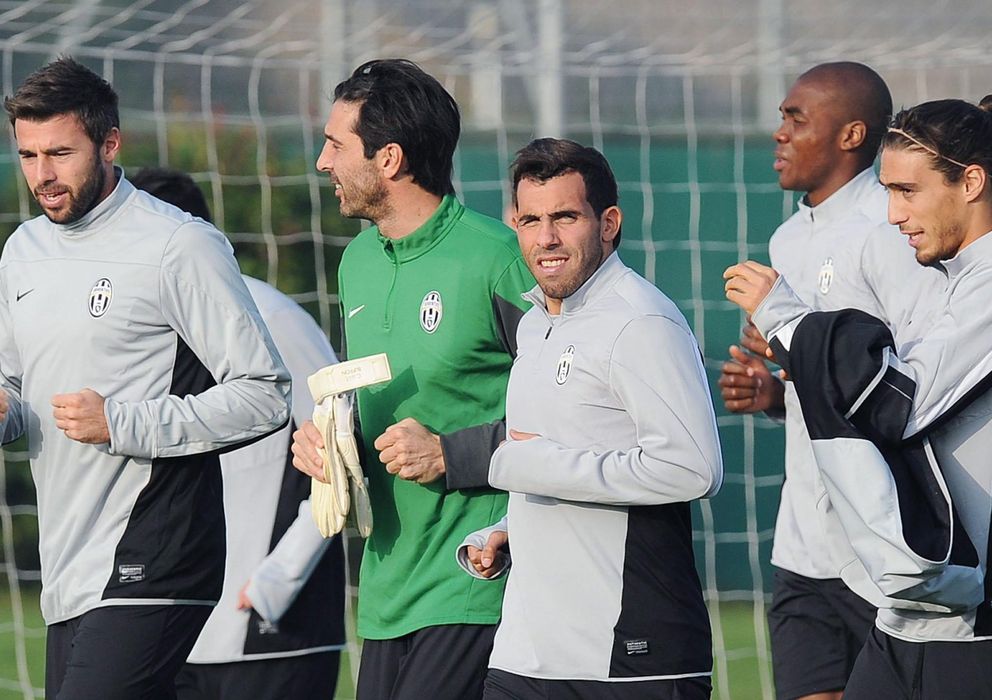 Foto: Carlos Tévez junto a sus compañeros en el entrenamiento de la Juventus (Efe).