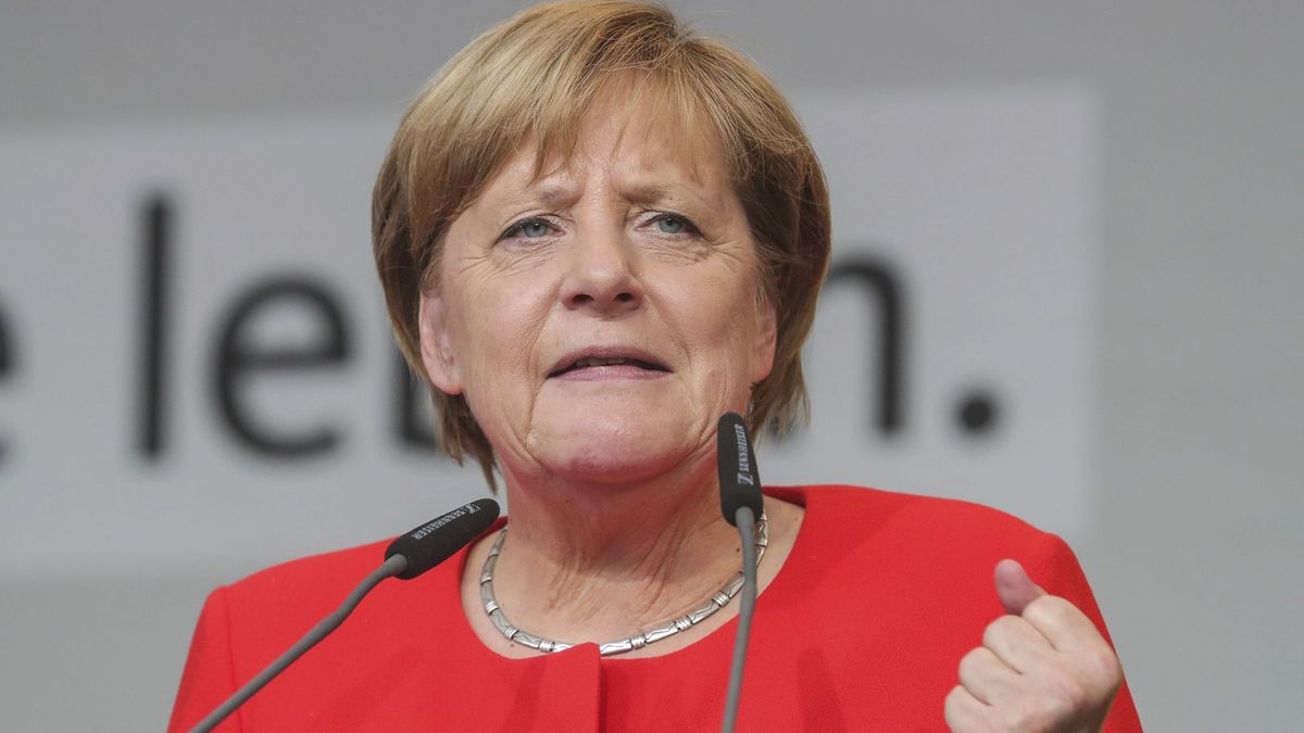Así reaccionó Merkel después de que le lanzaran dos tomates en un mitin