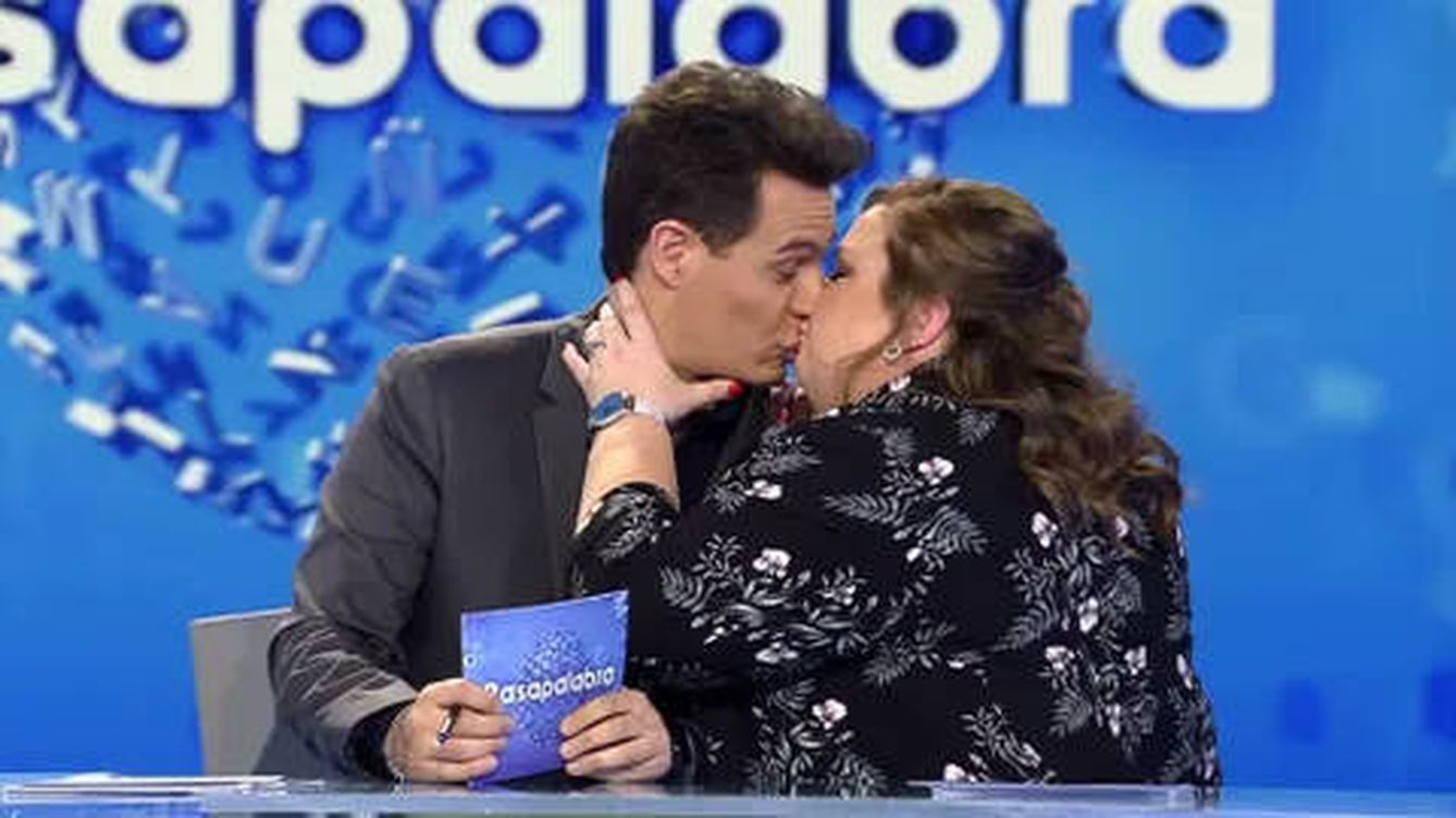 La última gran polémica de Itziar Castro en televisión (con zascazo incluido) por su beso en 'Pasapalabra'