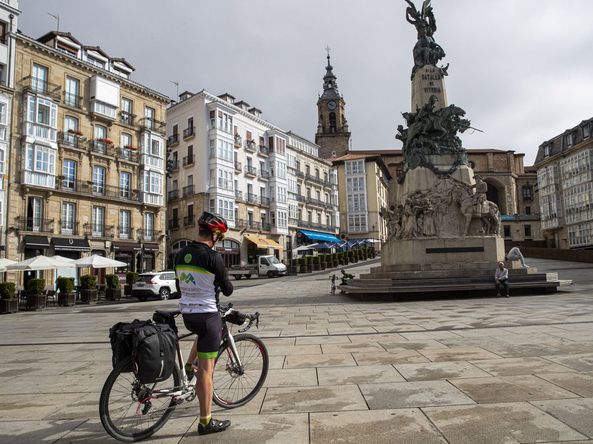Foto: Vista de un ciclista en Vitoria. (EFE/David Aguilar)