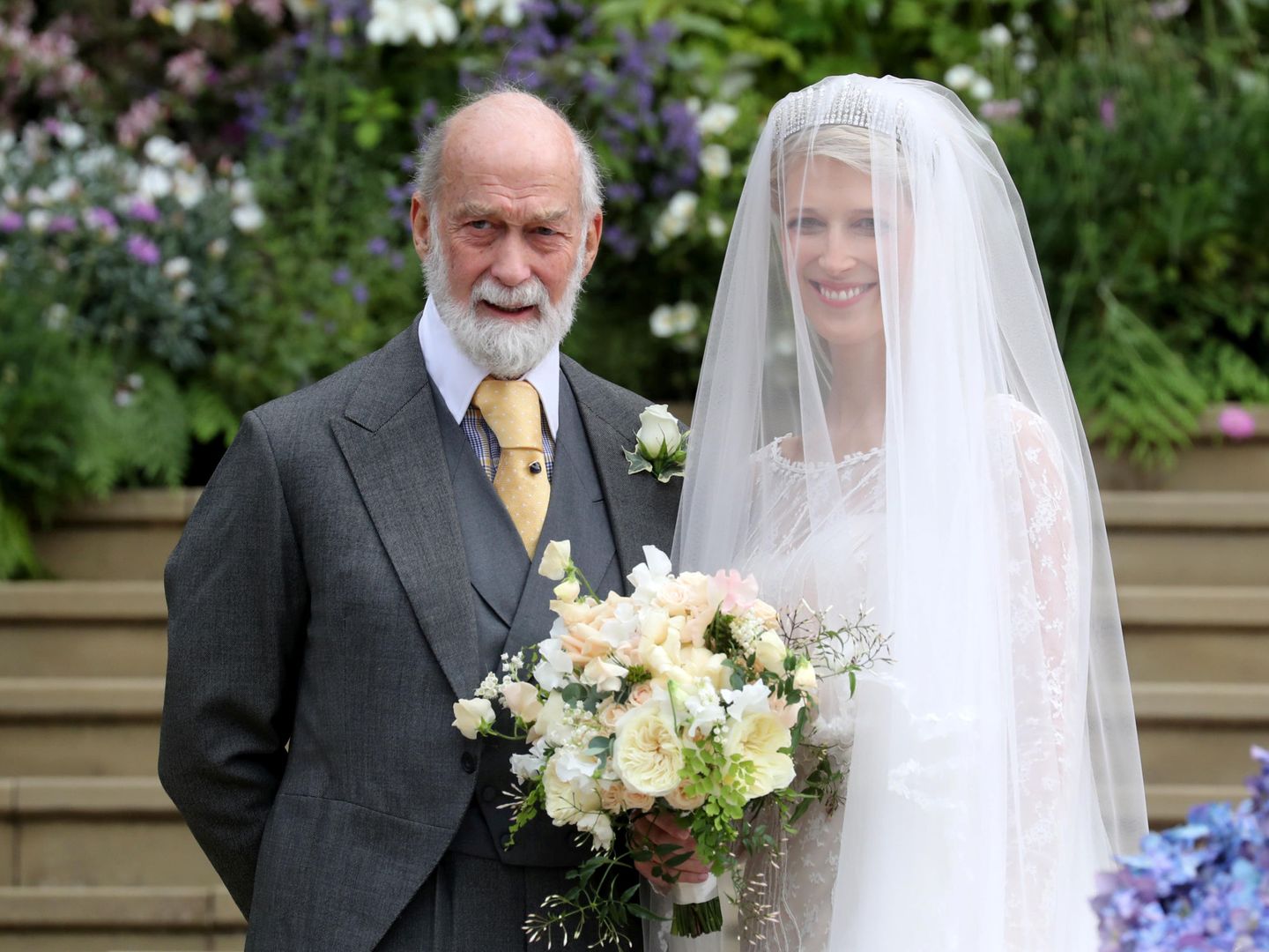 Lady Gabriella Windsor y su padre, el príncipe Michael de Kent, el día de su boda. (Reuters)