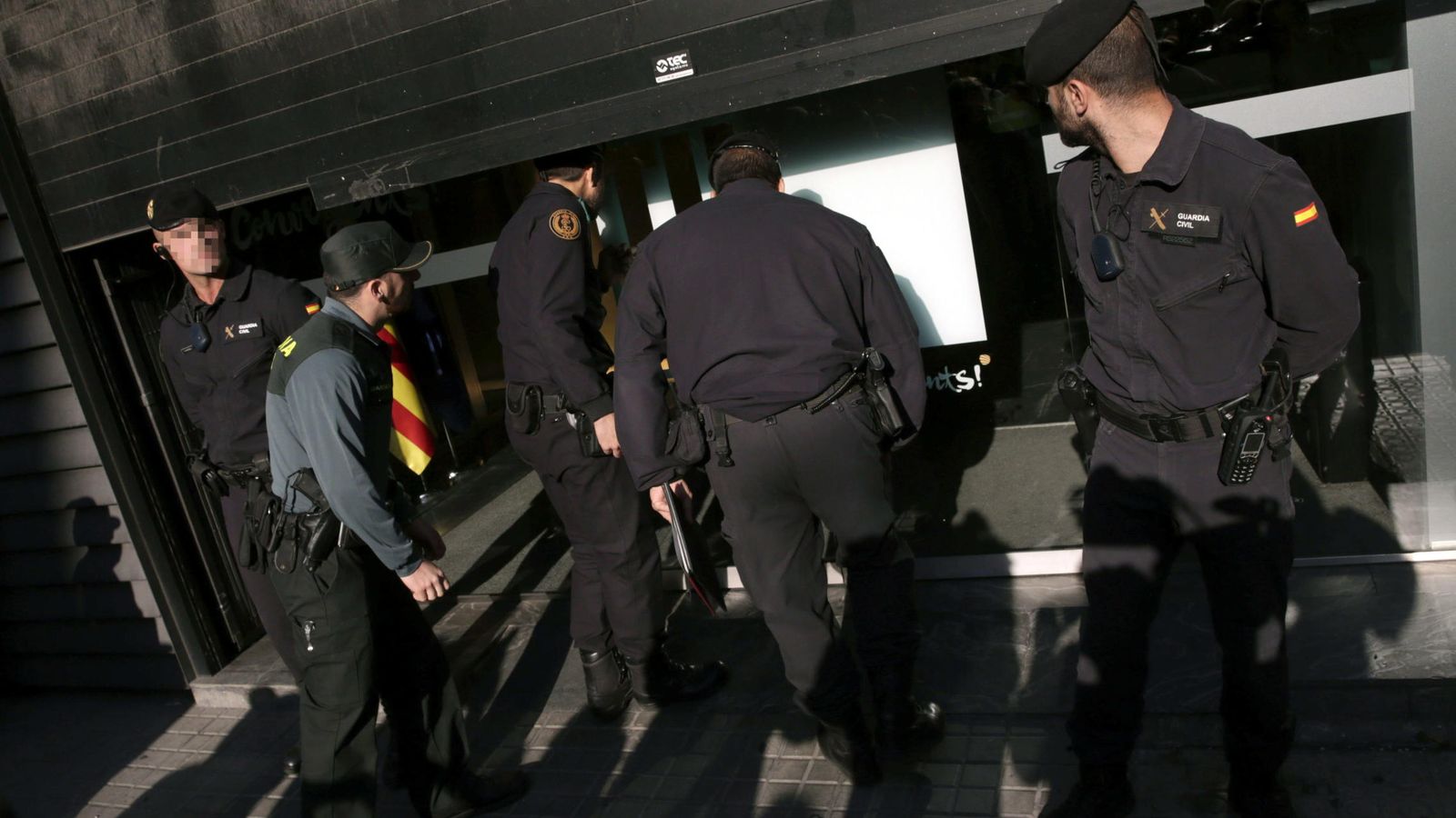 Foto: Agentes de la Guardia Civil detienen al tesorero de CDC, Andreu Viloca. (EFE)