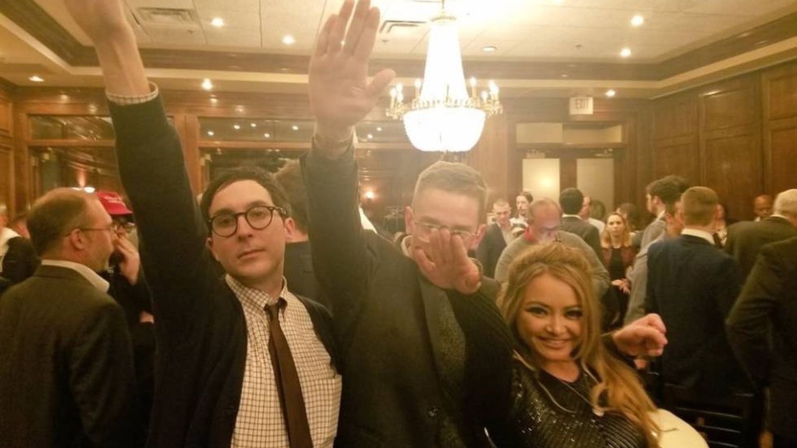 Foto: La 'celebrity' Tila Tequila hace el saludo nazi con amigos durante una fiesta de la 'alt-right' en Washington, para celebrar la victoria de Trump.